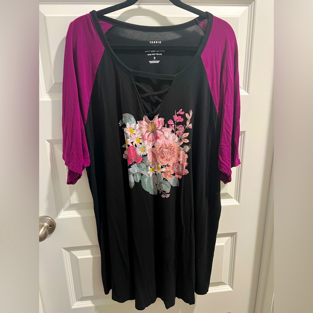 Torrid Size 5 Super Soft Knits Shirt with Floral Graphic! So cute & comfy! 🌺